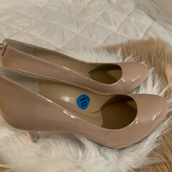 MICHAEL KORS TAN PATENT LEATHER ROUND TOE HEEL. - Picture 3 of 5